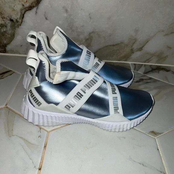 Puma Metallic Sneakers | Size: 7 - Picture 1 of 7
